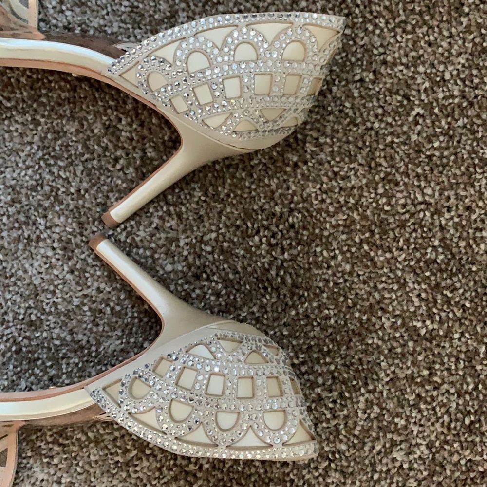 Badgley Mischka Silver and Cream Heels - Picture 7 of 14